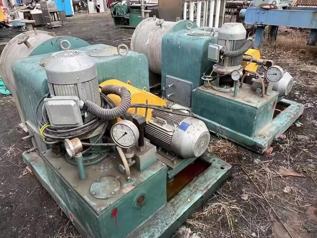 n双级活塞推料离心机两台.装机后未进