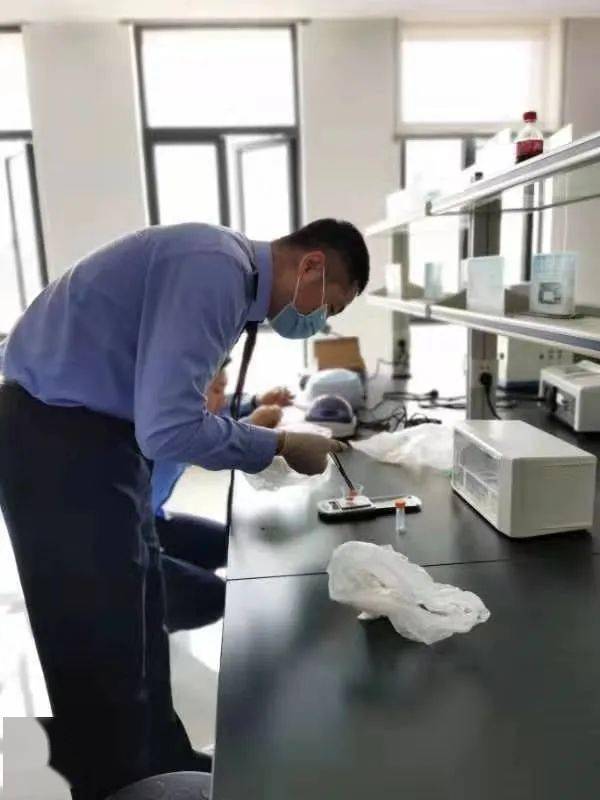 小昆山市场监管所开展市场重点食品快检,保 双节 食品安全